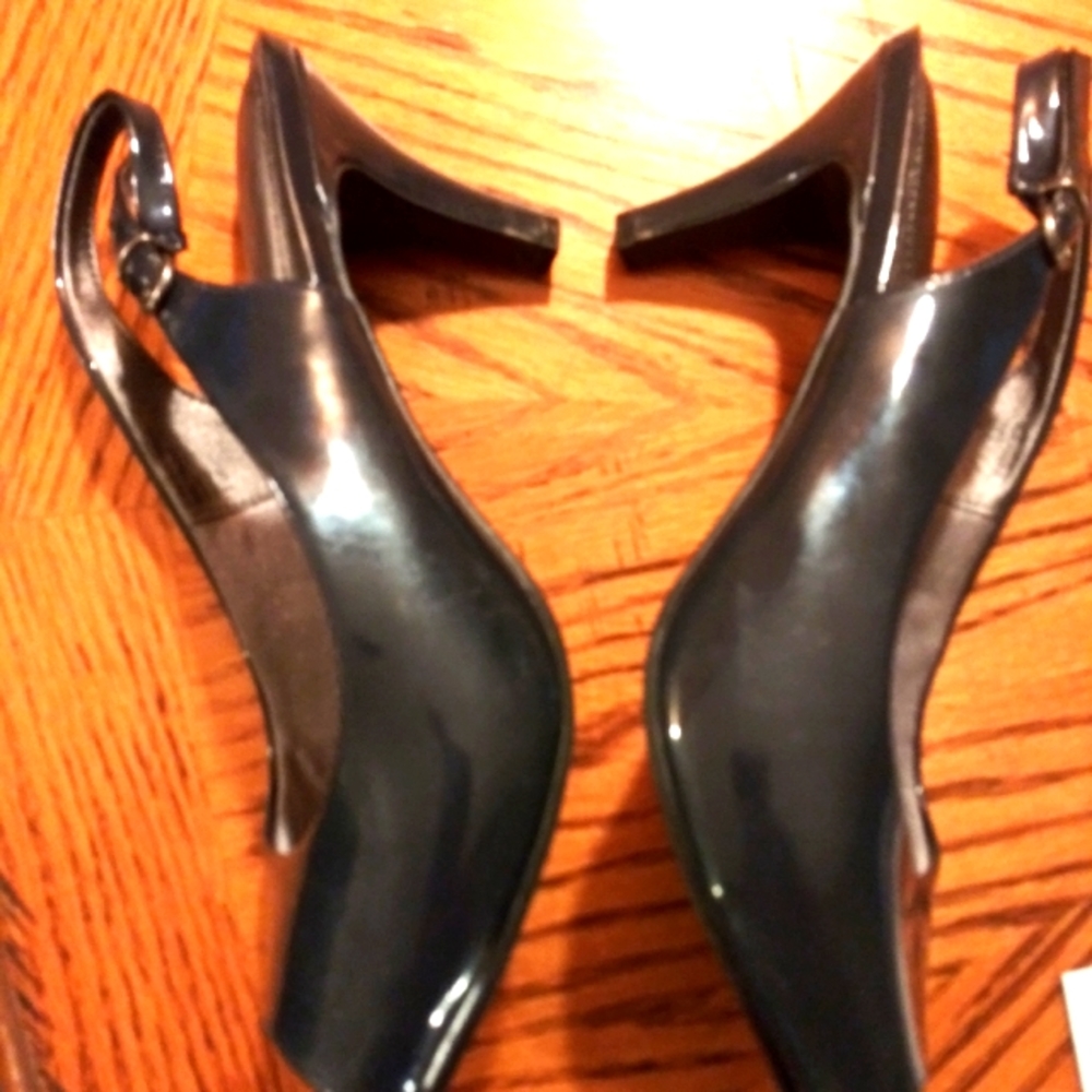 Life stride navy pumps